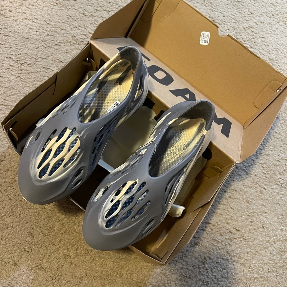 Yeezy foamrunners size 8